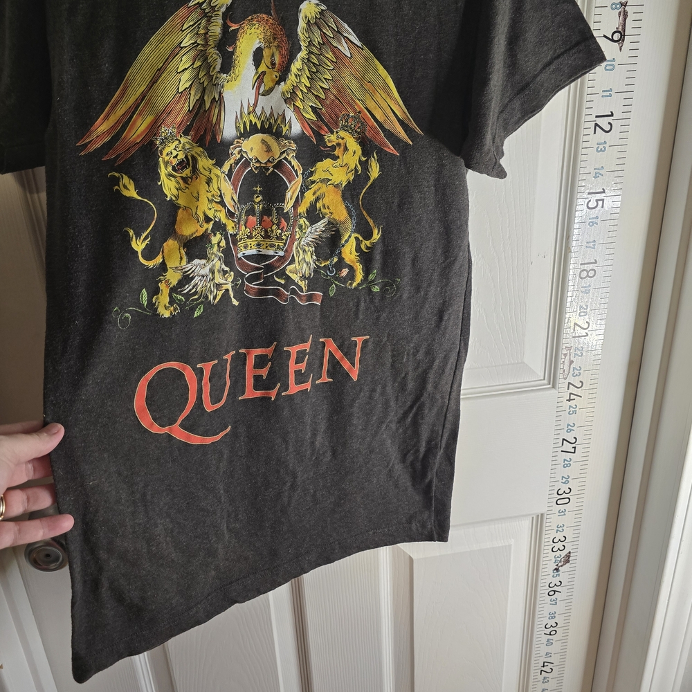 Que Black Short-Sleeve Queen Crest Tee with Yellow & Red Graphic